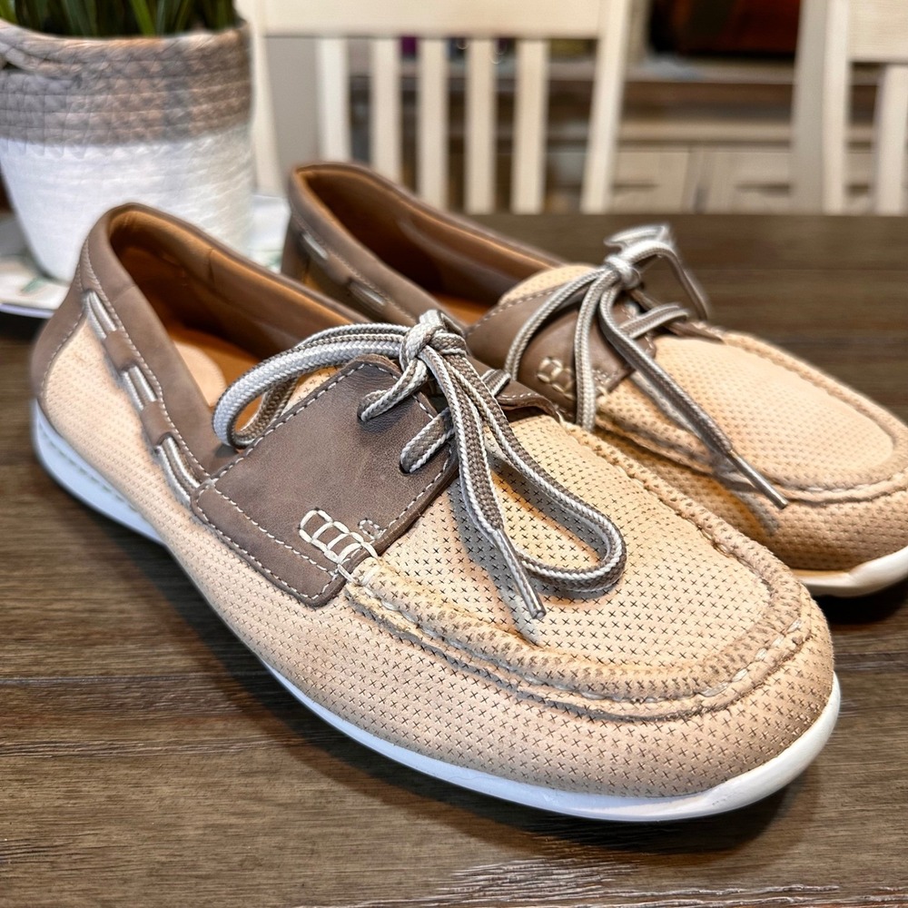 Clarks Artisan Perforated Leather Boat Shoes Women Size 10M Beige Brown Loafers